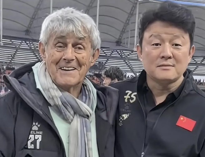 有點(diǎn)像？米盧差點(diǎn)將青島籍演員張磊誤認(rèn)為是孫繼海