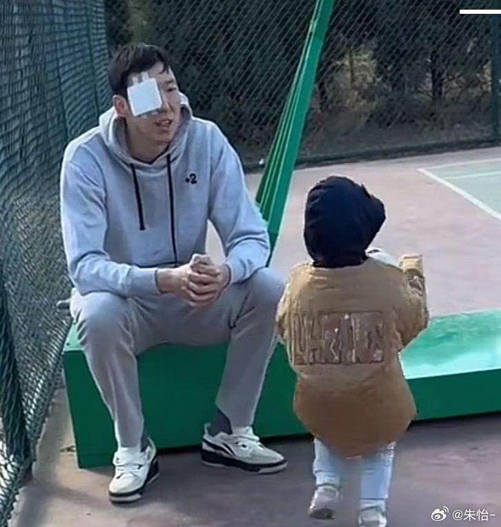 顧家好男人！記者曬出周琦手術后回歸家庭帶娃照片
