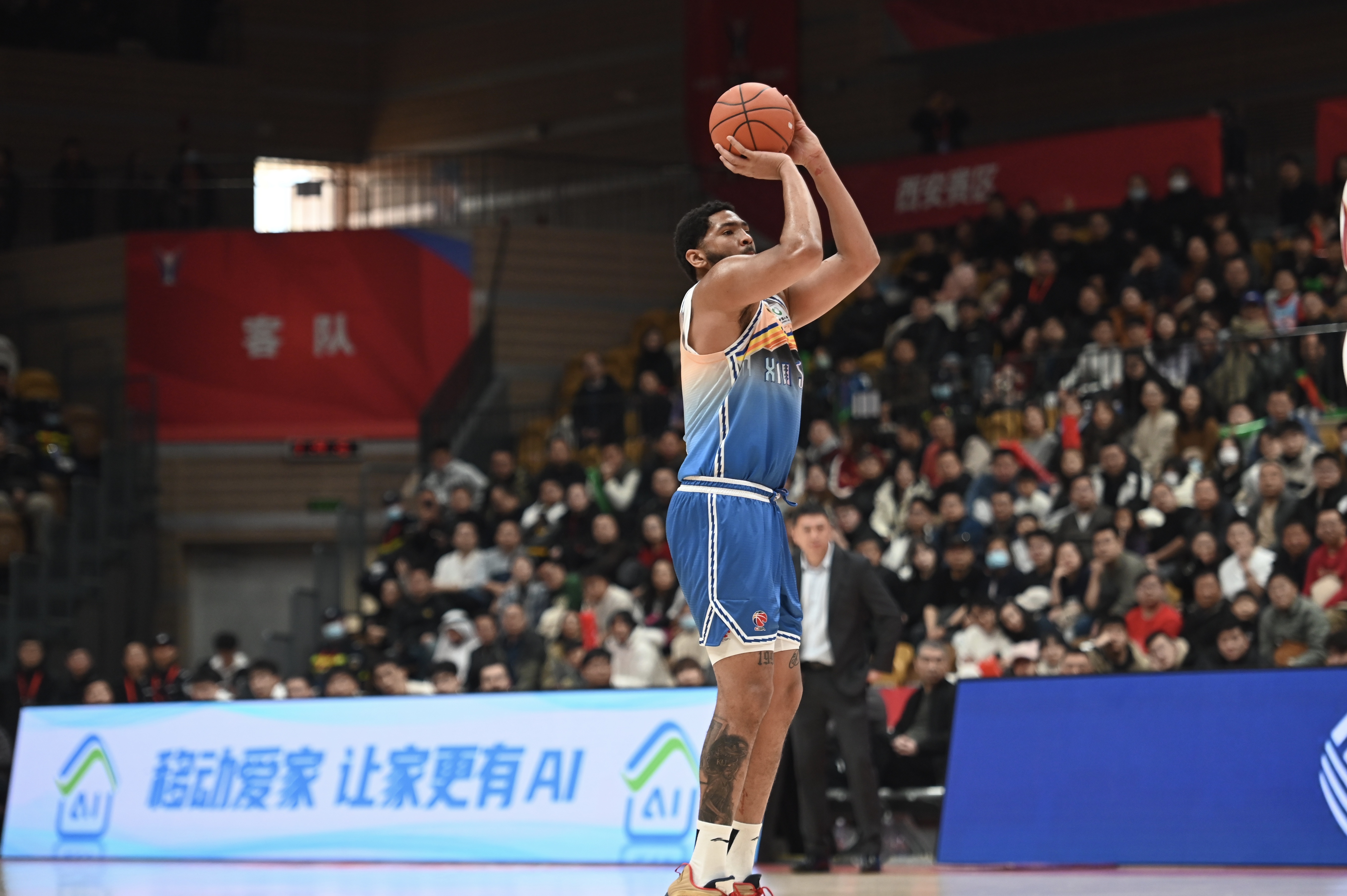 率先發(fā)力！新疆外援勞森首節(jié)7中5拿到11分 三分2中1